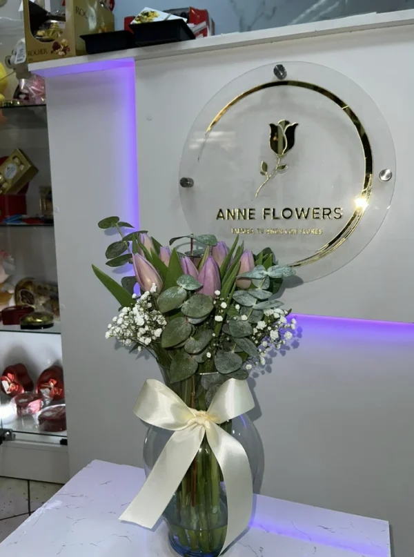 10 tulipanes rosados en florero de vidrio - Imagen 2