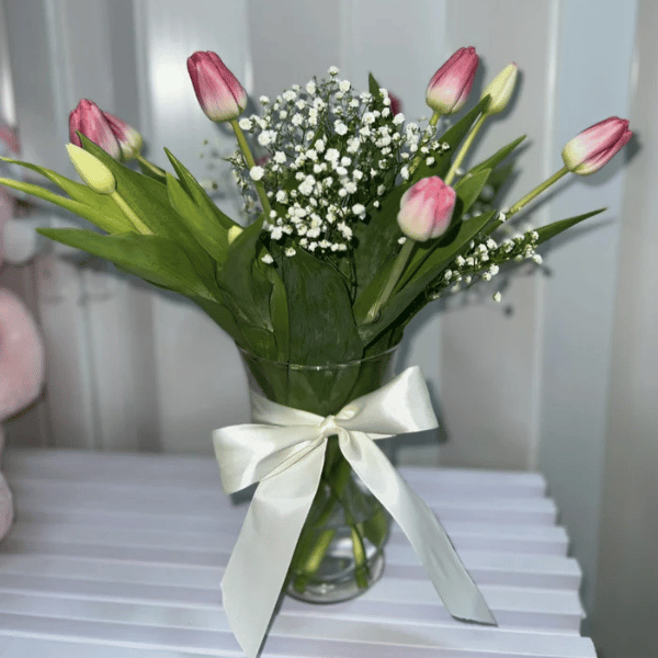 10 tulipanes rosados en florero de vidrio