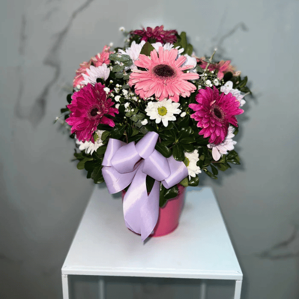 Balde de metal con gerberas