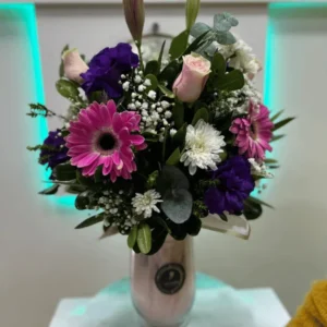 Jarrón mix de flores rosadas y moradas