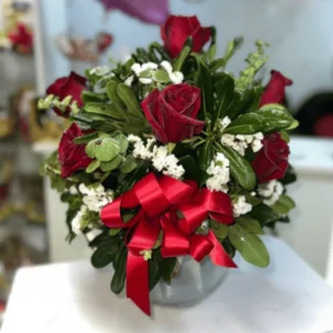 Pecera de 8 rosas rojas