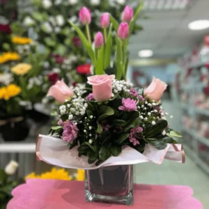 Pecera de 5 tulipanes 4 con rosas rosadas