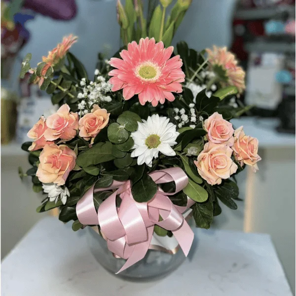 Pecera mix de tulipanes, mini rosas y gerberas