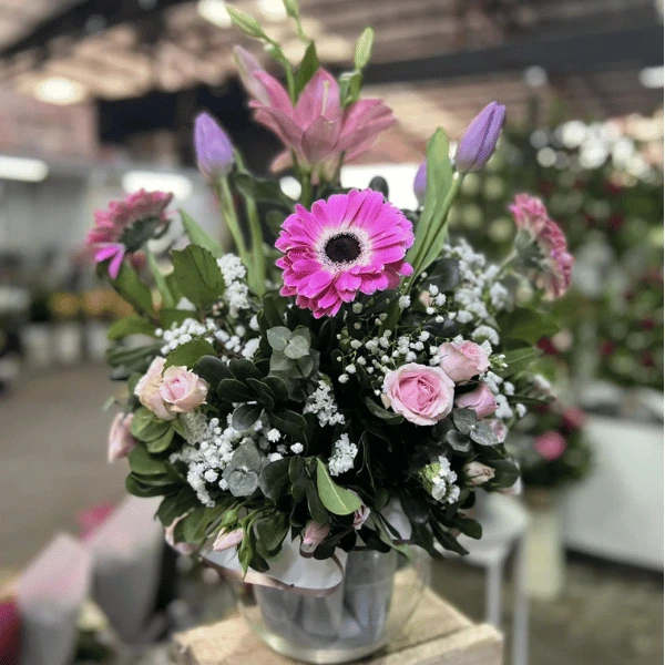 Pecera rosada con mix de flores