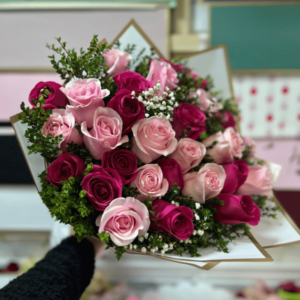 Ramo buchón de 25 rosas fucsias y rosadas