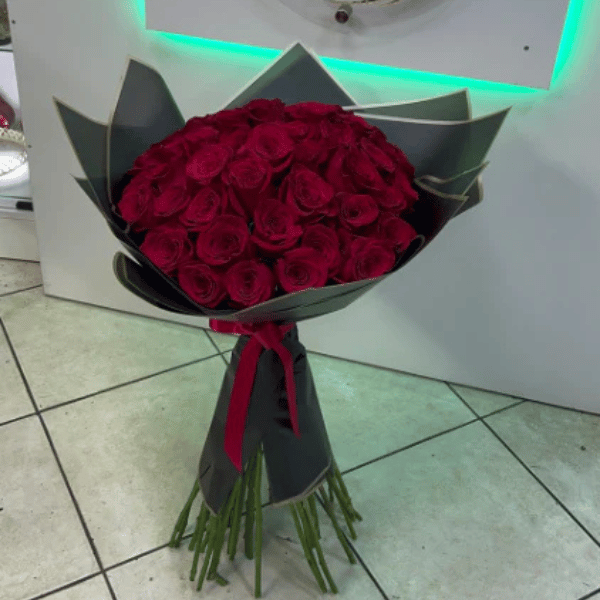 Ramo buchón de 50 rosas rojas