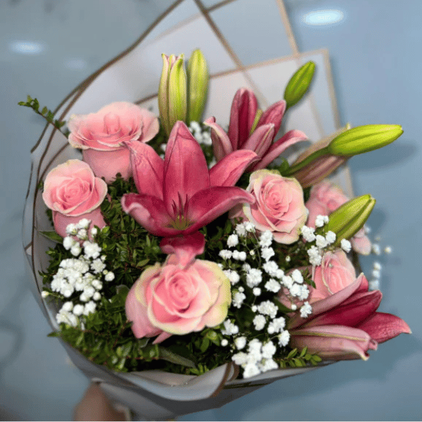 Ramo de 6 rosas rosadas con 2 lilium rosados