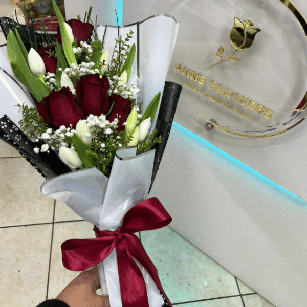 Ramo de 10 Tulipanes con 6 rosas