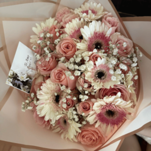 Ramo de 15 rosas rosadas y 10 gerberas en tonos pasteles