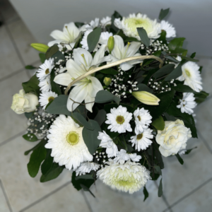 Canasto de mimbre mix de flores blancas