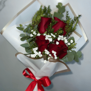 Ramo arreglado de 4 rosas rojas con eucalipto