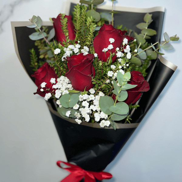 Ramo de 5 rosas escalonadas con eucaliptos
