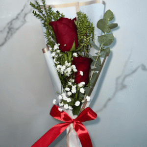 2 rosas rojas en ramo con eucalipto
