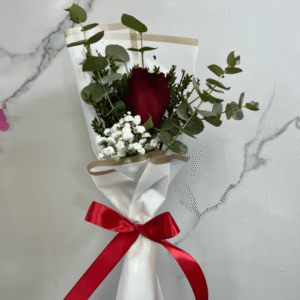 Rosa roja arreglada con eucalipto