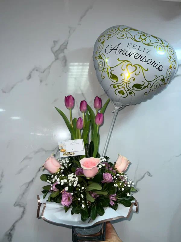Pecera de 5 tulipanes 4 con rosas rosadas - Imagen 2