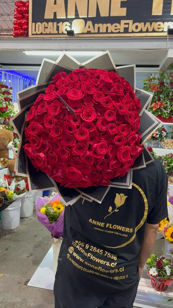 Ramo de 100 rosas rojas ecuatorianas - Imagen 2