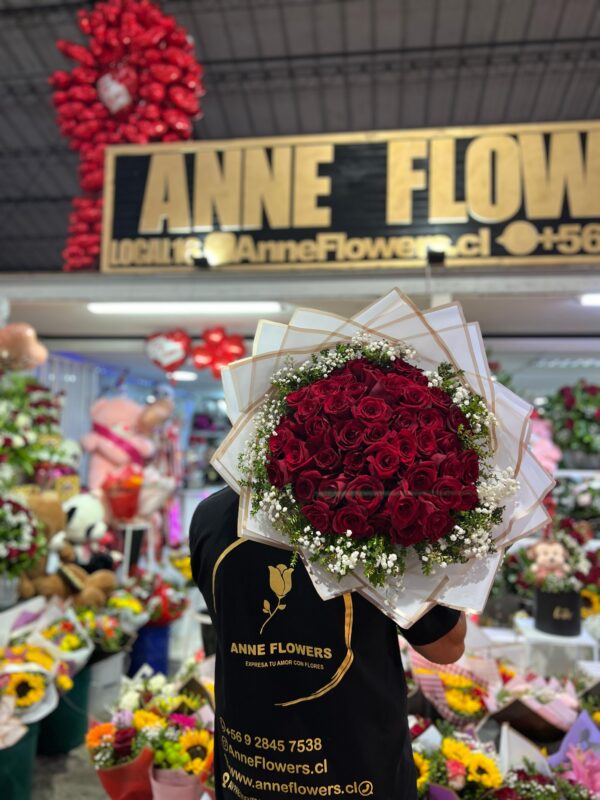 Ramo de 50 rosas rojas con follaje - Imagen 2