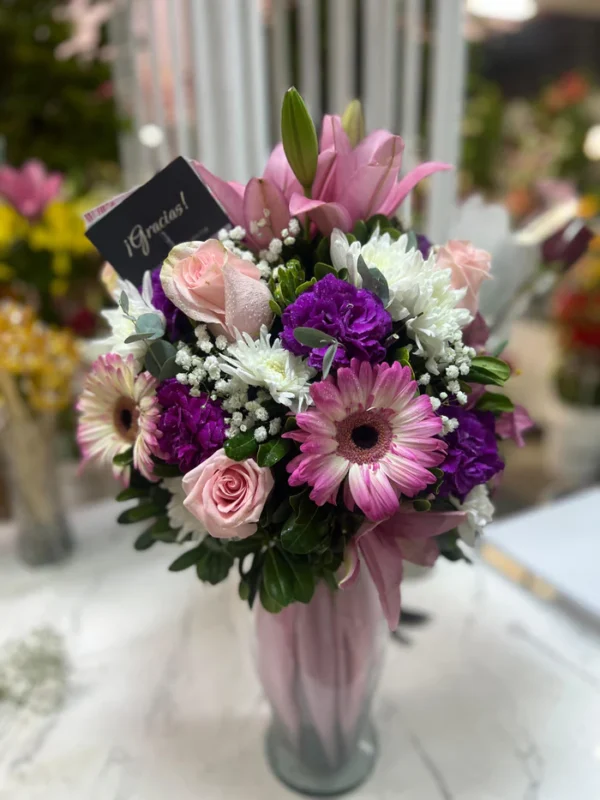 Jarrón mix de flores rosadas y moradas - Imagen 2
