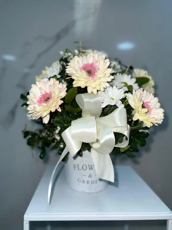 Balde de metal con gerberas - Imagen 2