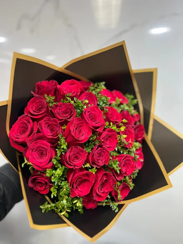 Ramo buchón de 25 rosas rojas - Imagen 3
