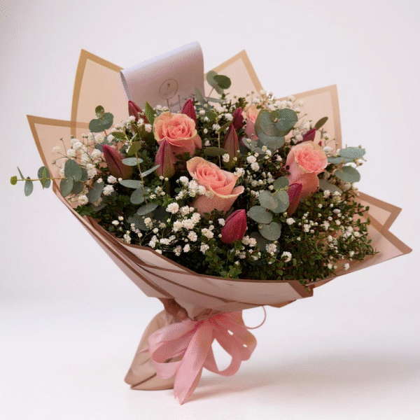 Ramo de 10 tulipanes con 4 rosas en tonos rosados