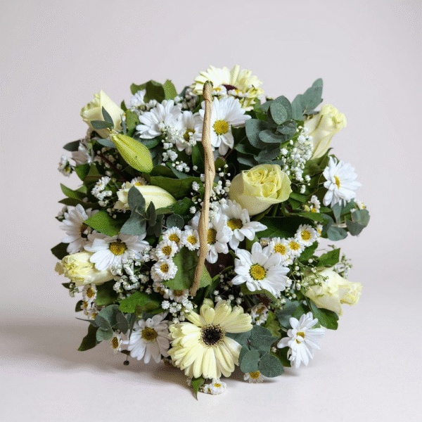 Canasto de mimbre mix de flores blancas - Imagen 2
