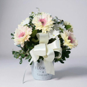 Balde de metal con 9 gerberas blancas