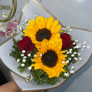 Ramo de 2 girasoles 2 rosas rojas papel blanco
