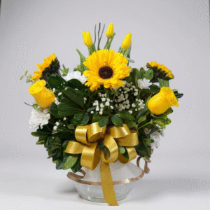 Pecera de rosas, tulipanes y girasoles en tonos amarillos