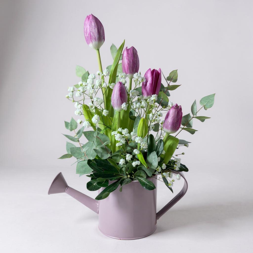 Regadera de tulipanes rosados con eucaliptos