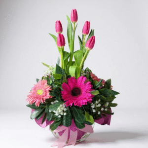 Pecera de 5 tulipanes y 3 gerberas en tonos rosados/morados