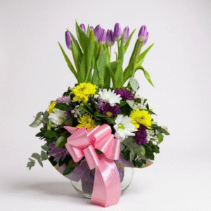 Pecera de 10 tulipanes morados con campo de flores
