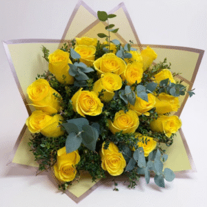 20 rosas amarillas con eucaliptos