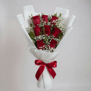 Ramo de 8 rosas rojas en papel blanco