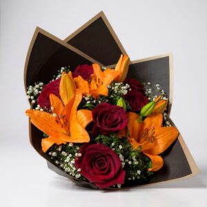 Rosas rojas y lilium naranjos