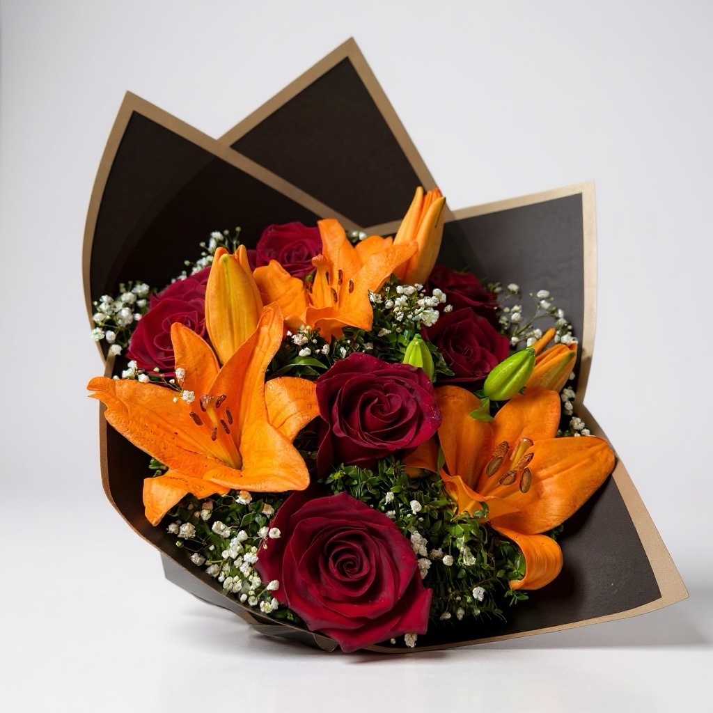 Rosas rojas y lilium naranjos