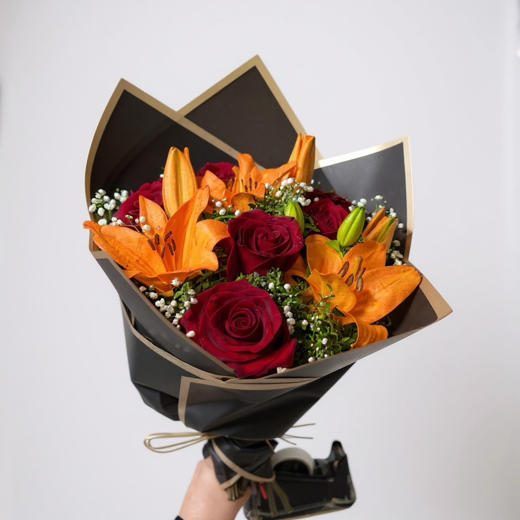 Rosas rojas y lilium naranjos - Imagen 2