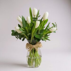 10 tulipanes blancos en florero