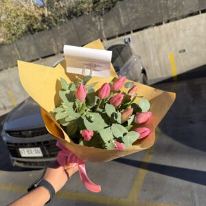 Tulipanes rosados con eucaliptos