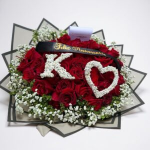 Ramo grande de 50 rosas con inicial y corazón ♥️ 🌹