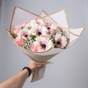 Rosas y gerberas en tonos pasteles