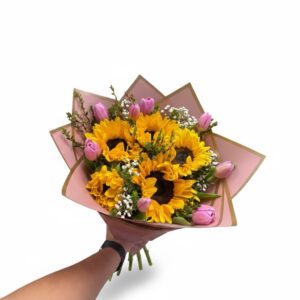 Tulipanes rosados y girasoles