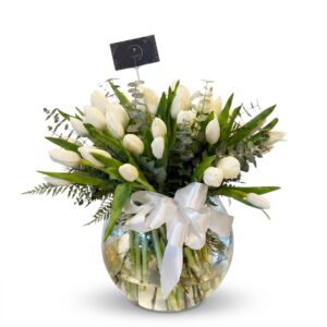 Fina pecera de 50 tulipanes blancos